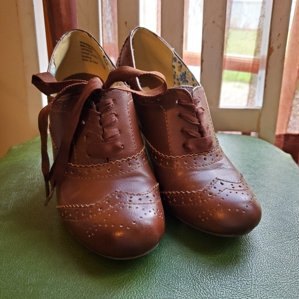 American Eagle Brown Oxford Heels